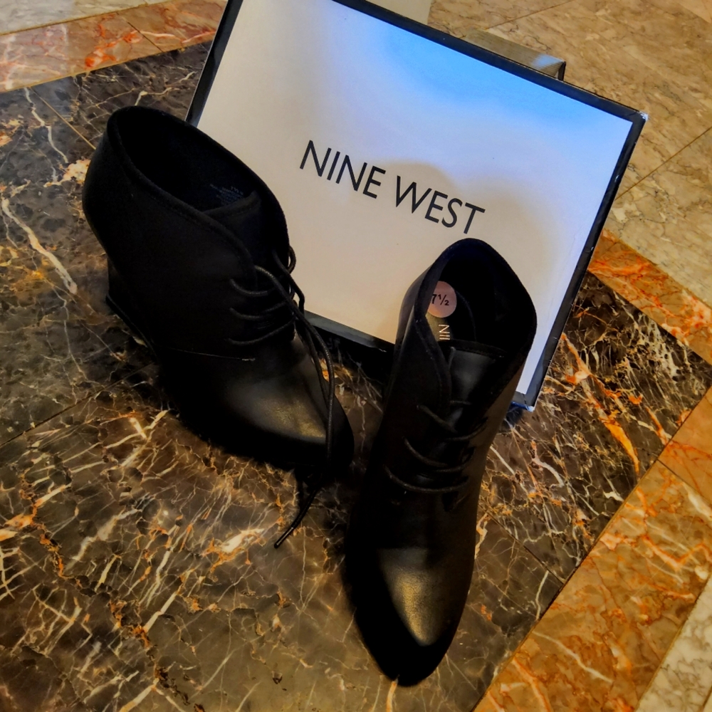 Nine West lace up platform bootie. SZ71/2